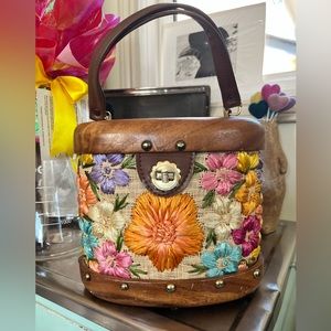 Vintage Handbag woven straw flowers and wood trim